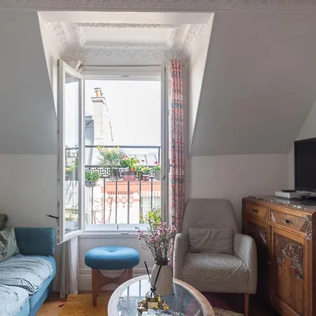 Small Cocoon With A View Of The Eiffel Tower Appartement Parijs