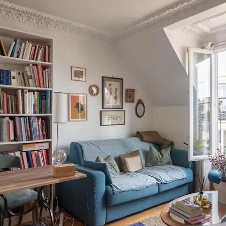 Apartment Small Cocoon With A View Of The Eiffel Tower